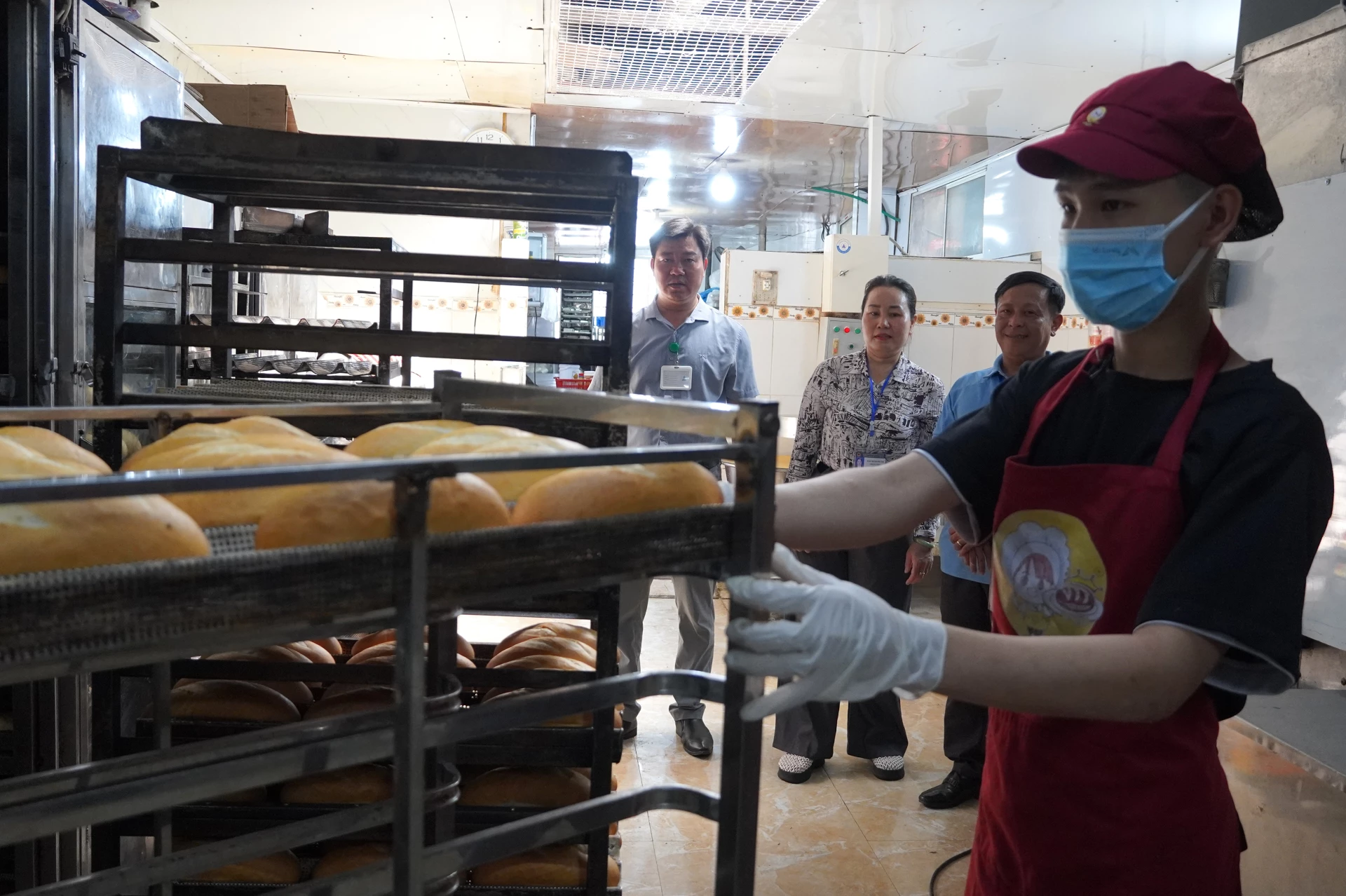 Cơ sở sản xuất bánh trên đường Trần Hưng Đạo cơ bản bảo đảm về sinh an toàn thực phẩm - Ảnh: H.Tr
