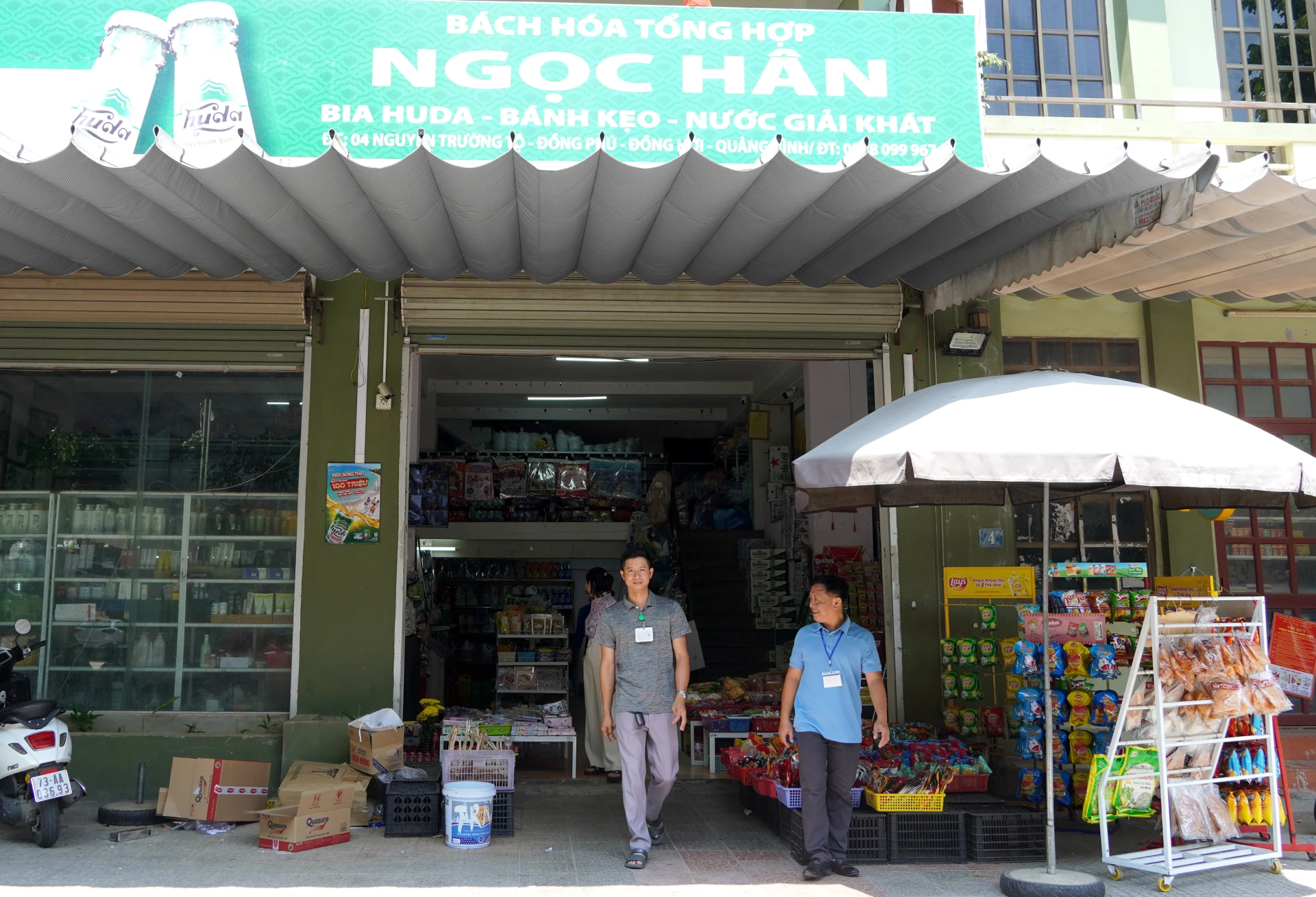 Đoàn kiểm tra liên ngành phường Đồng Hới kiểm tra cơ sở kinh doanh trên địa bàn - Ảnh: H.Tr