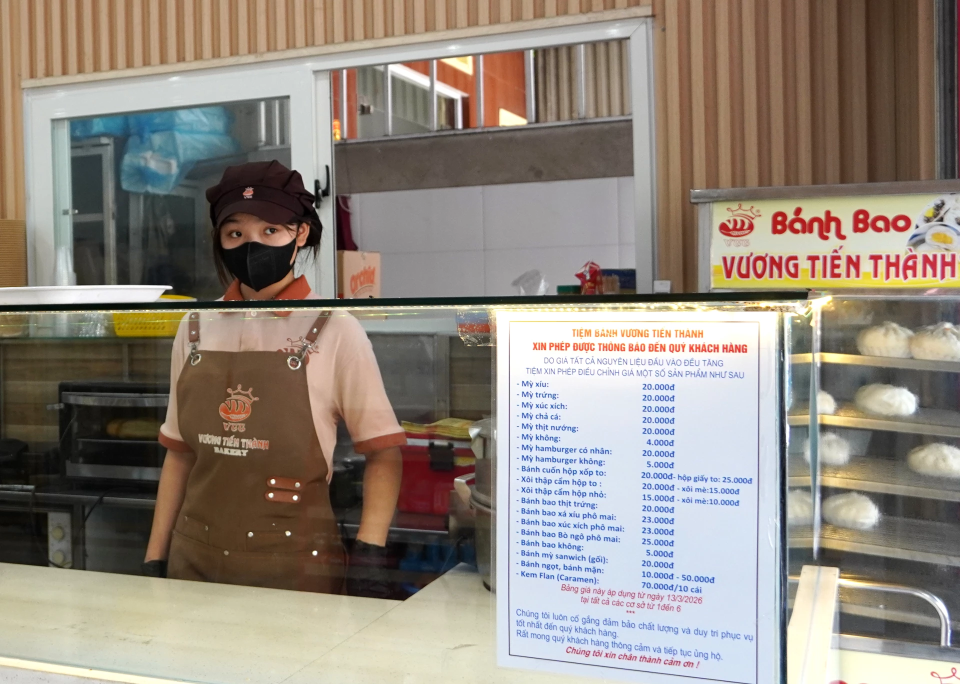 Các cửa hàng kinh doanh cần có bảng giá và bán đúng giá niêm yết - Ảnh: H.Tr
