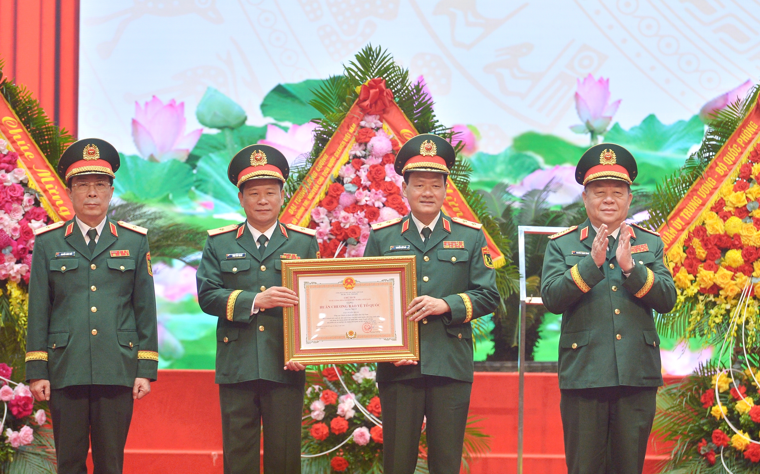 General Nguyen Trong Nghia presents the National Defense Order First Class to the Propaganda Department.