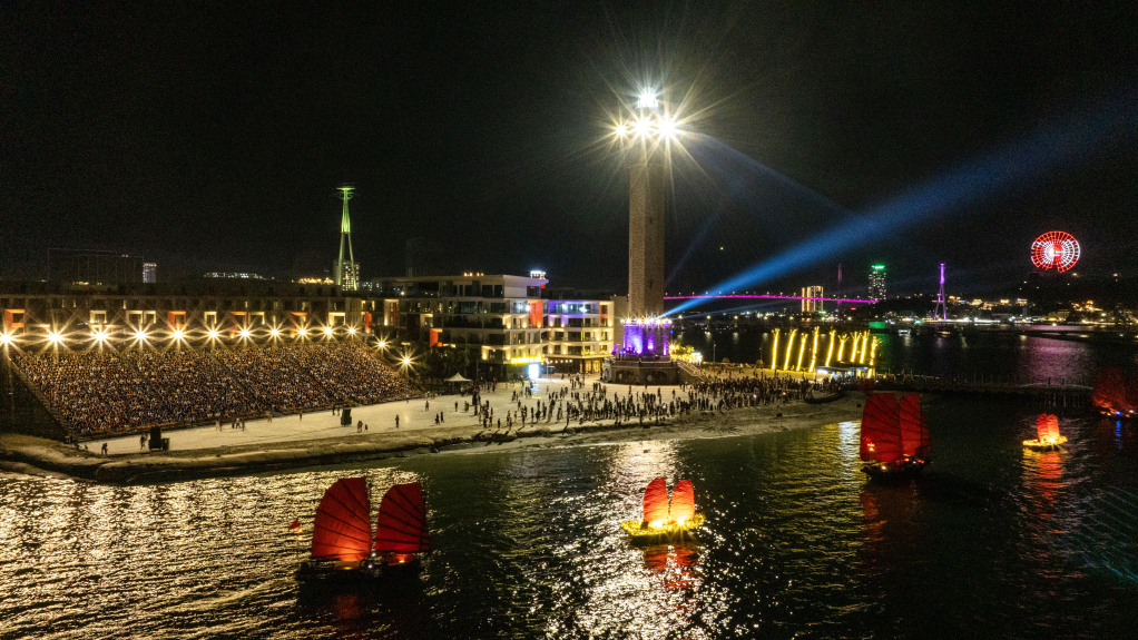 ផ្សាររាត្រី VuiFest Ha Long បានក្លាយជា «ចំណុចក្តៅថ្មី» យ៉ាងឆាប់រហ័ស ដែលទាក់ទាញភ្ញៀវទេសចរមួយចំនួនធំ។