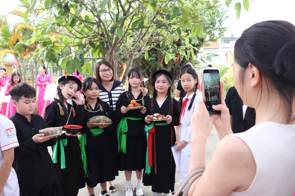 ភ្ញៀវទេសចរចូលរួមក្នុងបទពិសោធន៍វប្បធម៌ប្រពៃណីនៅសង្កាត់ហាទូ។
