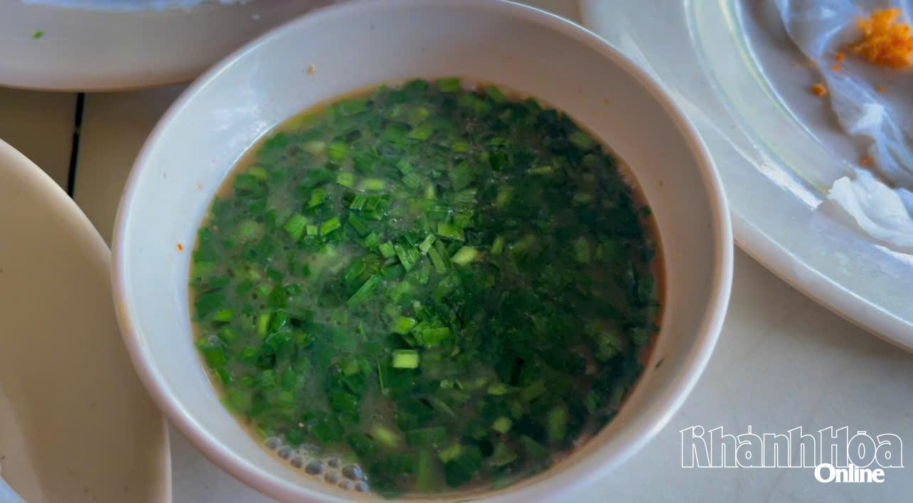 ទឹកត្រីប្រៃមួយចានជាមួយស្លឹកខ្ទឹមបន្តិច ក្លិនឈ្ងុយឆ្ងាញ់ទាក់ទាញអ្នកញ៉ាំជាច្រើន។