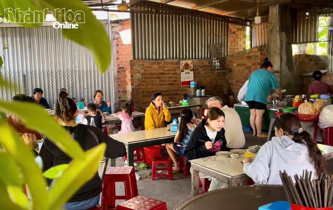 ហាងលក់មីឆាបែបនិញហ័រ ដែលមានតុ និងកៅអីសាមញ្ញមួយចំនួន ប៉ុន្តែវាតែងតែមានមនុស្សច្រើនកុះករ។