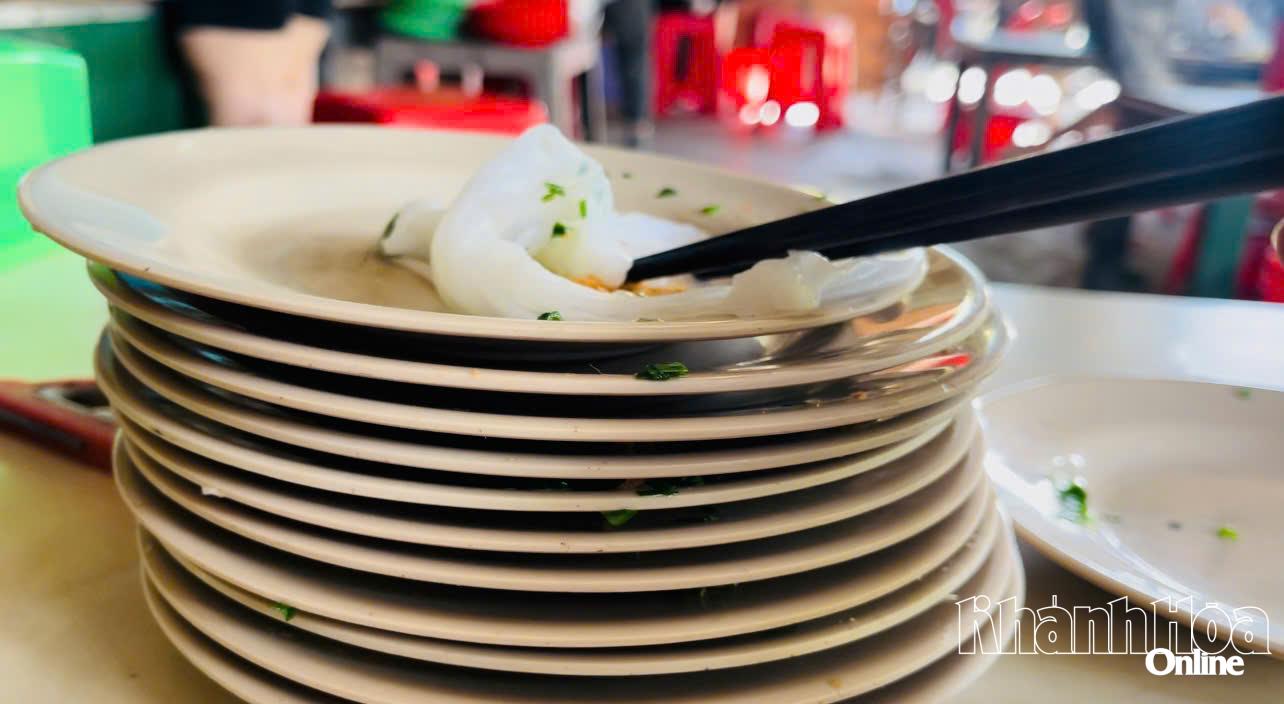 ញ៉ាំរហូតដល់គំនរចានខ្ពស់ស្ទើរតែដូចចង្កឹះមួយគូ នោះអ្នកឆ្អែតហើយ។