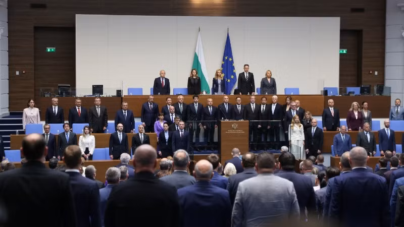 أعضاء الحكومة البلغارية الجديدة في جلسة برلمانية في صوفيا، بلغاريا، في 8 مايو 2026. (صورة: THX/VNA)