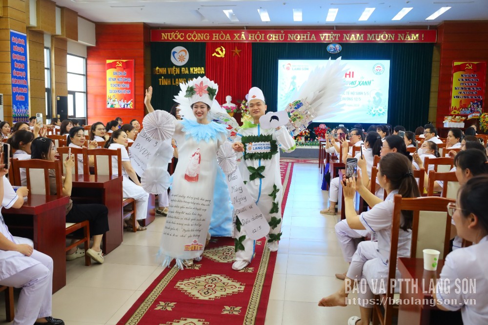 Điều dưỡng Bệnh viện Đa khoa tỉnh trình diễn trang phục được thiết kế từ vật liệu tái chế
