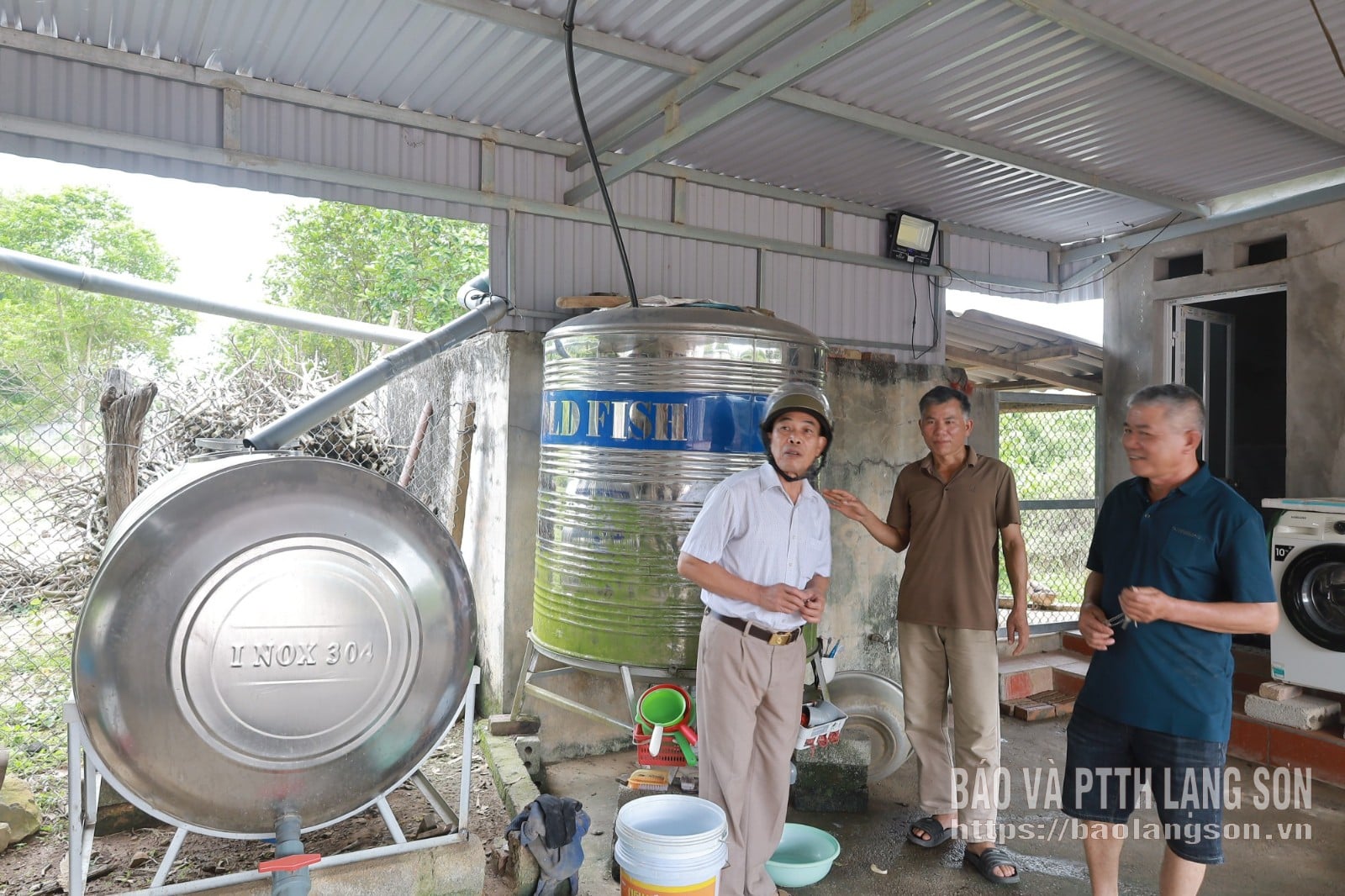 バイヴァン村の住民の毎日の飲料水需要を満たすのに十分な水を貯蔵することを期待して、村中に多数の貯水槽が設置された。