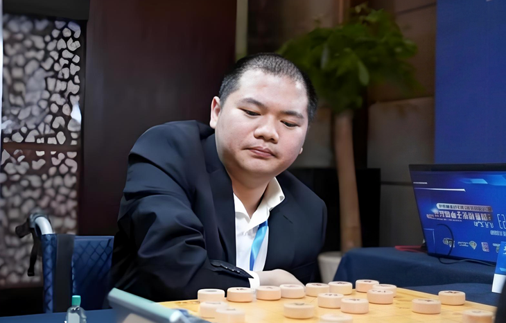 Kỳ thủ ngồi xe lăn khuynh đảo làng cờ tướng Trung Quốc - Ảnh 1.