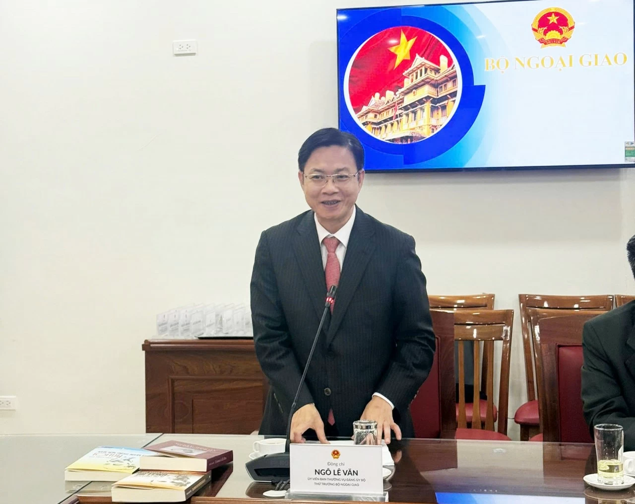 The Foreign Affairs Ministry has received 3,500 copies of the book In the Footsteps of the Great Leader to support its work in foreign policy.