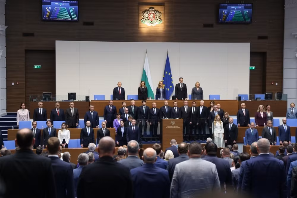 Các thành viên nội các mới của Bulgaria tại phiên họp Quốc hội ở Sofia, Bulgaria, ngày 8/5/2026. (Ảnh: THX/TTXVN) 