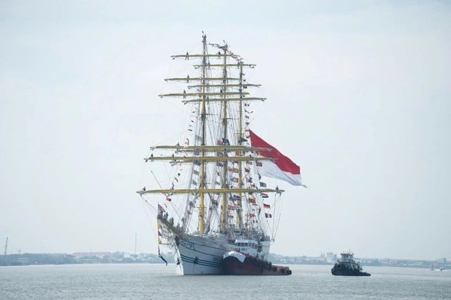 KRI Bima Suci号のホーチミン市における友好航海。