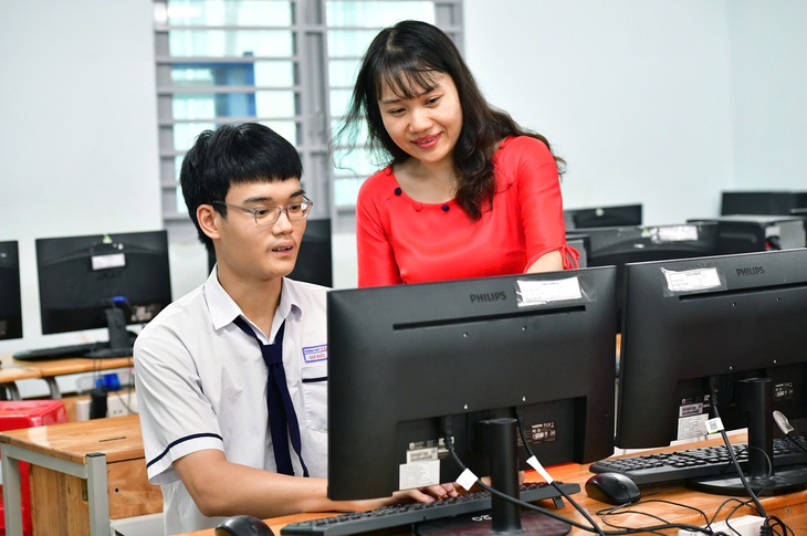 Qui Duc e sua nota perfeita como aluno destaque em ciência da computação - Foto 4. Quí Đức và điểm tuyệt đối học sinh giỏi tin học - Ảnh 4.