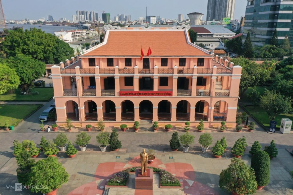 ទិដ្ឋភាពខាងមុខសារមន្ទីរហូជីមិញ នៅកំពង់ផែ Nha Rong។ រូបថត៖ Tran Quynh.jpg
