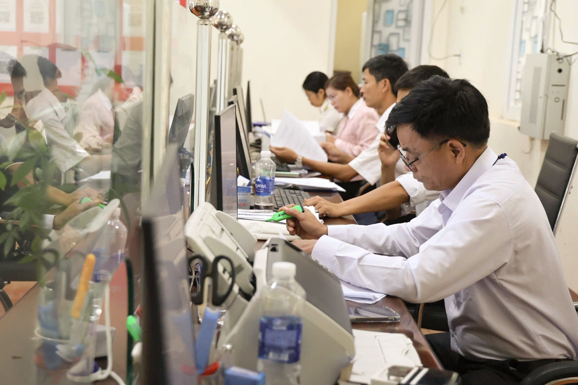 can-bo-cong-chuc-vien-chuc-di-lam-xa-se-giam-bot-kho-khi-duoc-tinh-lam-dong-ho-tro-kinh-phi-ban-dau(1).jpg