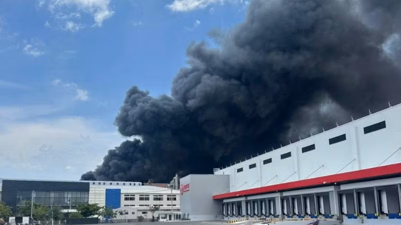 L'incendie a projeté de la fumée à des dizaines de mètres de hauteur.