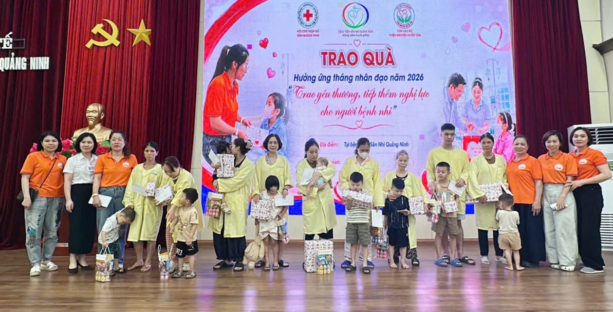 L'association caritative Huyen Tam a fait don de cadeaux à des enfants patients défavorisés recevant des soins à l'hôpital d'obstétrique et de pédiatrie de Quang Ninh.