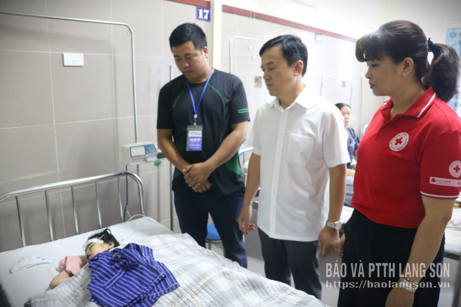 Vertreter des Provinzgesundheitsministeriums und des Provinzroten Kreuzes besuchten die Familie von Trieu Thuy Duyen, die im Dorf Doan Ket in der Gemeinde Tan Doan wohnt, und sprachen ihr Mut zu.