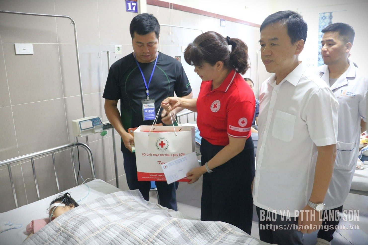 Führungskräfte des Provinzialen Roten Kreuzes überreichen Geschenke an die Familie von Trieu Thuy Duyen, Dorf Doan Ket, Gemeinde Tan Doan.