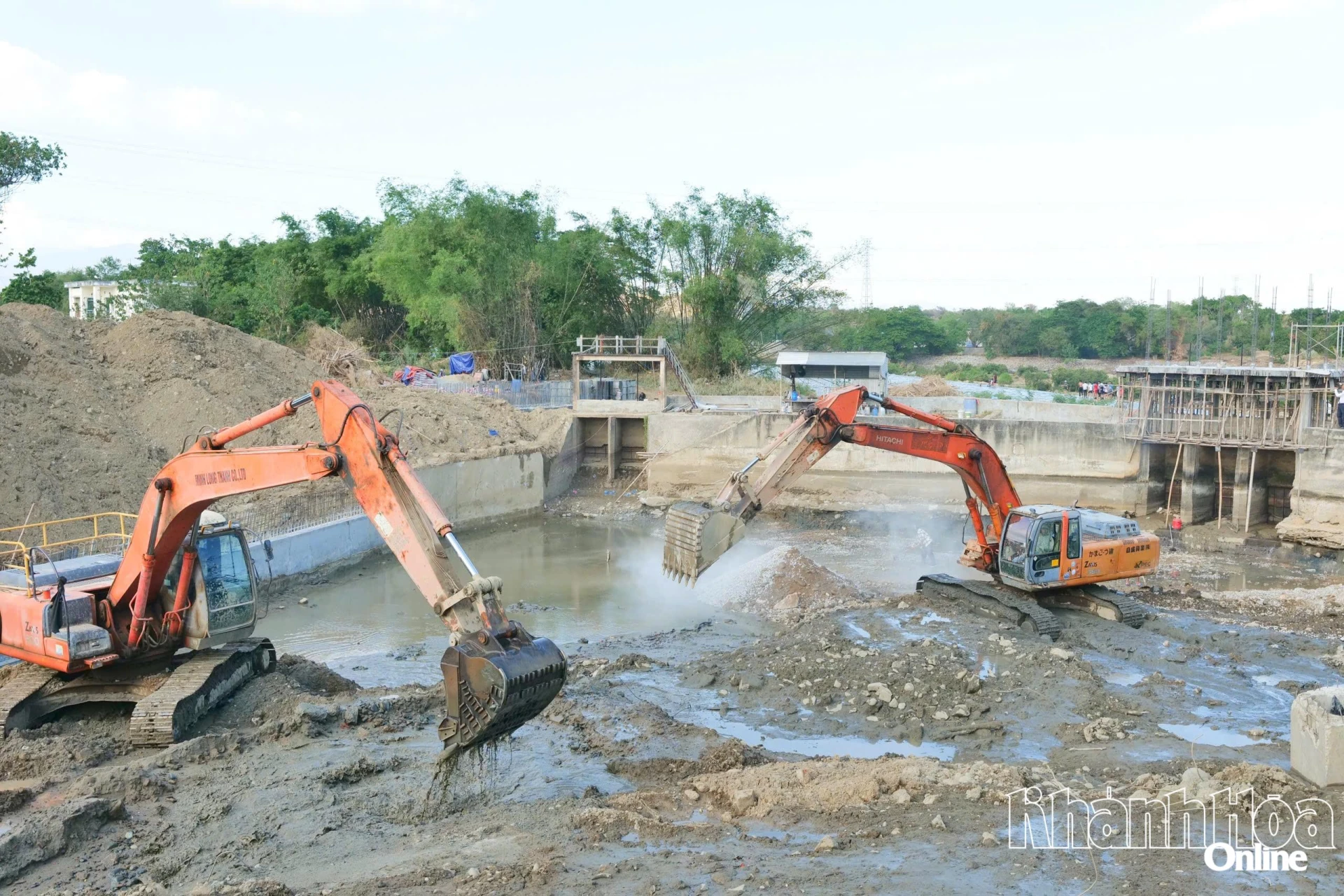 Les travaux de réparation de la principale vanne de prise d'eau du canal sud, qui fait partie du système Nha Trinh - Lam Cam, sont menés à bien en urgence pendant la période de fermeture de l'eau afin de garantir un approvisionnement en eau en temps voulu pour la saison des cultures d'été-automne.