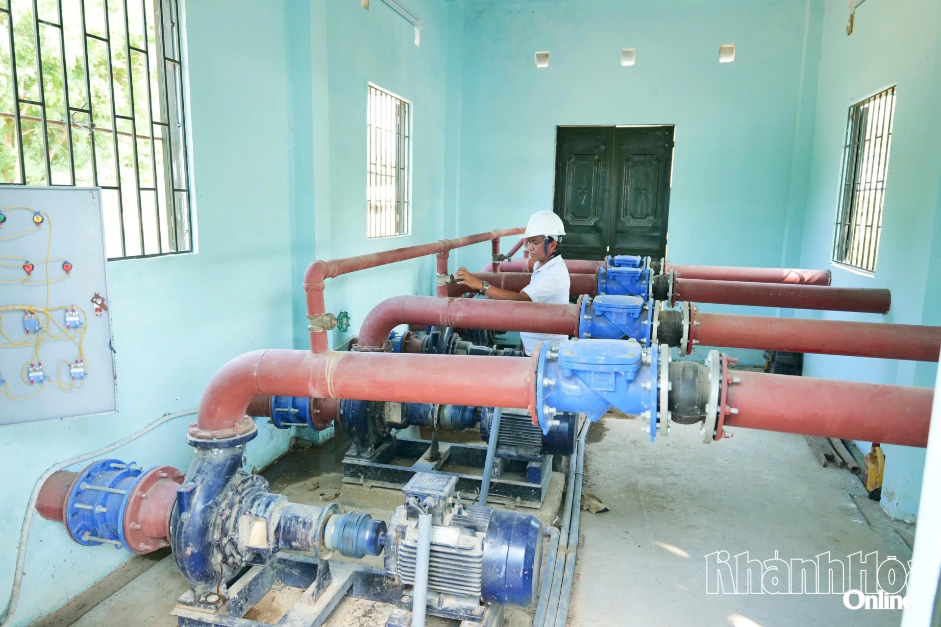 Les ouvriers de la station de pompage de Bao Vinh (commune de Phuoc Hau) inspectent le système de pompage avant la période de pointe d'approvisionnement en eau pour la saison des cultures d'été-automne.