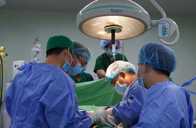 Đinh bắn xuyên bụng khi sửa đồ tại nhà- Ảnh 1.