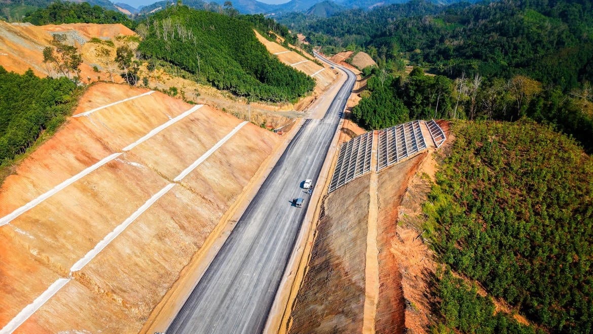La construction de l'autoroute Dong Dang - Tra Linh est en cours.