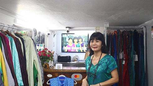 Krása vietnamského hedvábí okouzluje mezinárodní turisty. Vẻ đẹp lụa Việt níu chân du khách quốc tế