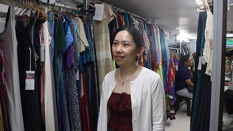 Krása vietnamského hedvábí okouzluje mezinárodní turisty. Vẻ đẹp lụa Việt níu chân du khách quốc tế