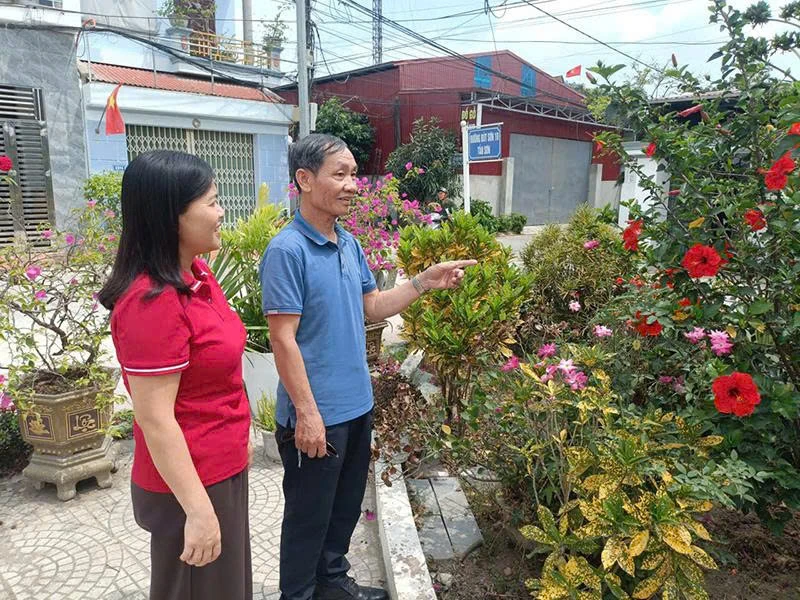Người “thắp sáng” làng quê