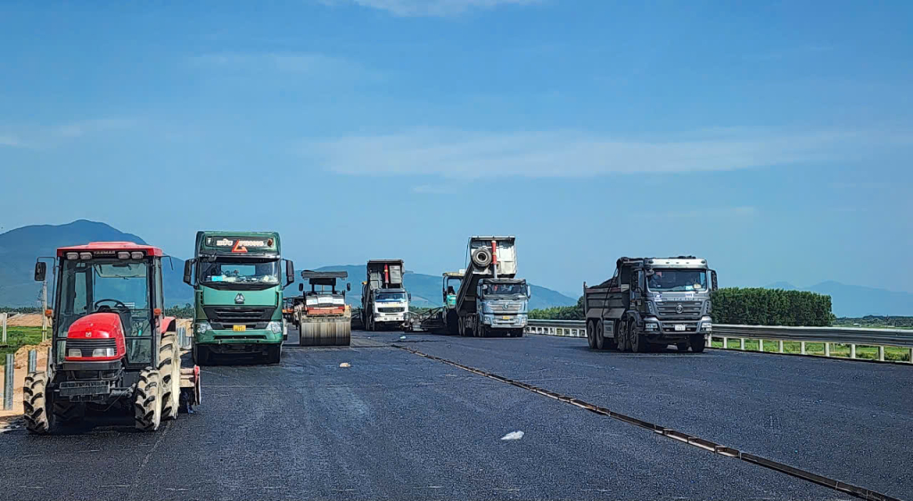 Đầu tư phát triển hạ tầng trong giai đoạn mới được Tỉnh ủy Quảng Ngãi xác định là nhiệm vụ đột phá cần thực hiện ngay để tạo động lực cho phát triển.