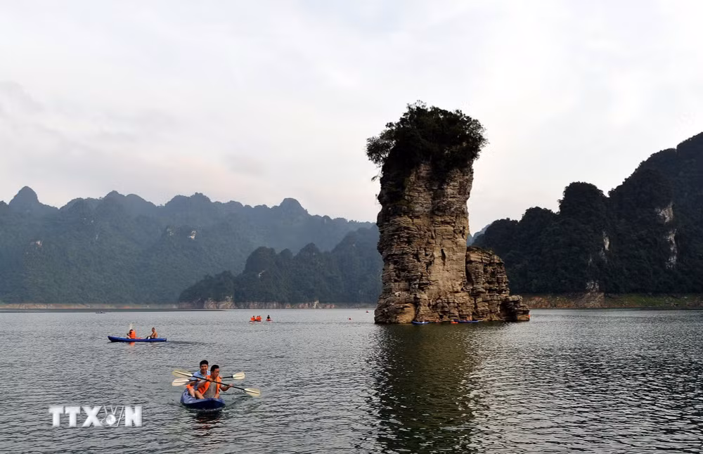 ttxvn-0605-na-hang-ho-thuy-dien-tuyen-quang-4.jpg