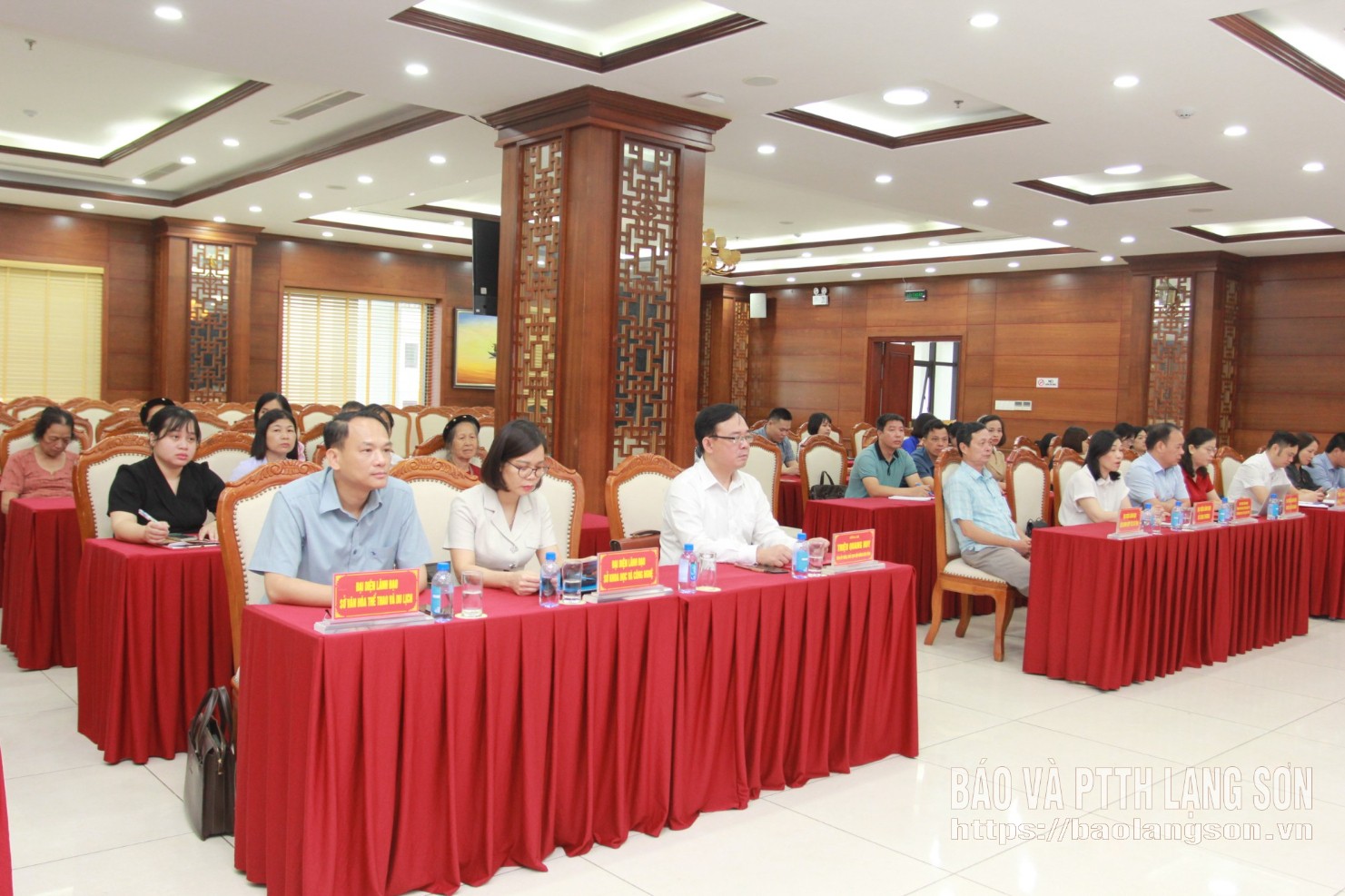 Các đại biểu dự hội nghị
