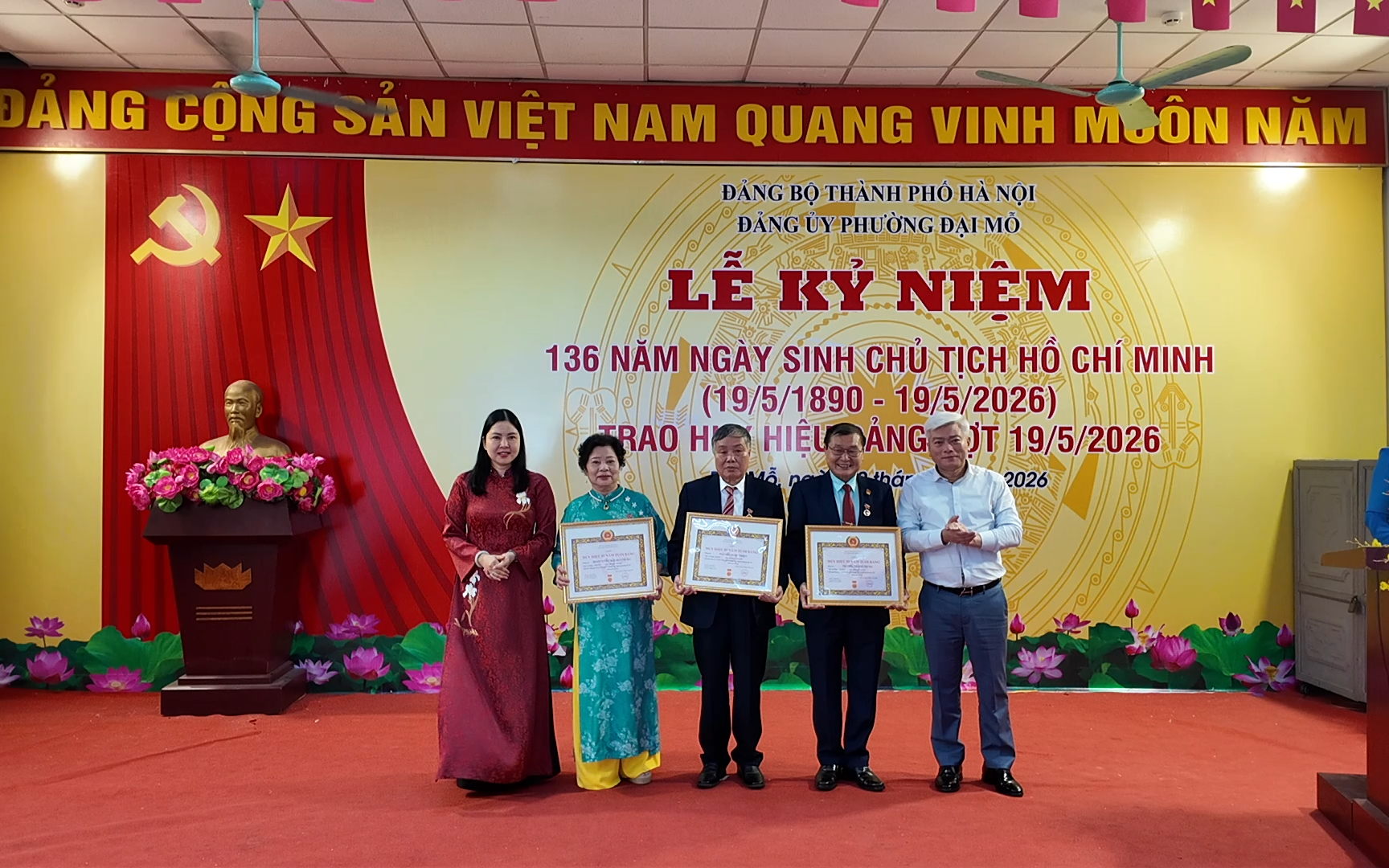 Veteranen der Partei wurden mit der Verleihung des Abzeichens für 60-jährige Parteimitgliedschaft geehrt. Các đảng viên lão thành vinh dự đón nhận Huy hiệu 60 năm tuổi Đảng