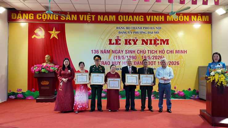 Dai Mo Ward verlieh am 19. Mai 63 Parteimitgliedern Parteiabzeichen - Foto 1. Phường Đại Mỗ trao Huy hiệu Đảng đợt 19/5 cho 63 đảng viên- Ảnh 1.