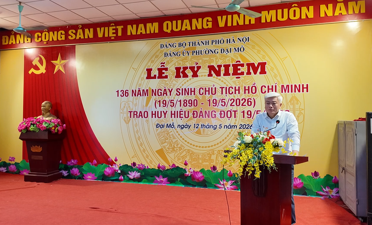 Dai Mo Ward verlieh am 19. Mai 63 Parteimitgliedern Parteiabzeichen - Foto 2. Phường Đại Mỗ trao Huy hiệu Đảng đợt 19/5 cho 63 đảng viên- Ảnh 2.