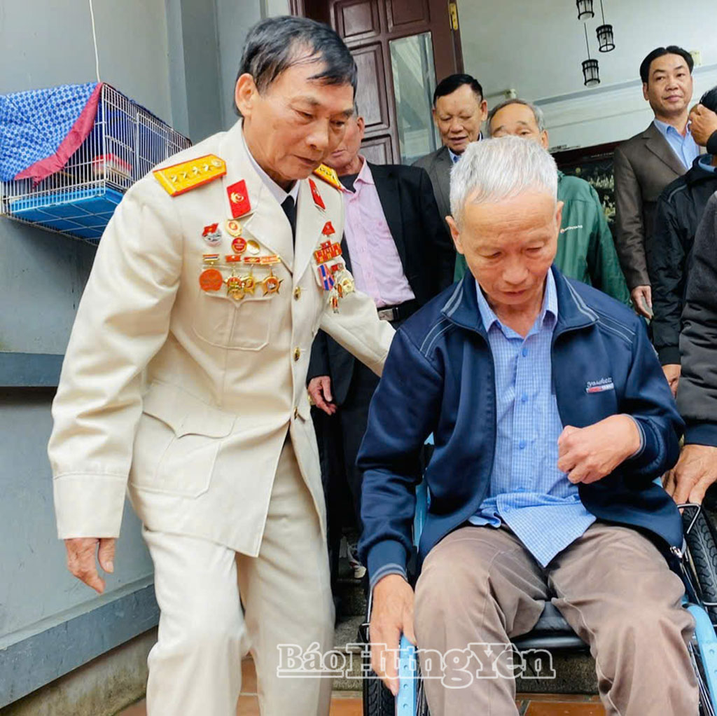 CCB Phạm Ngọc Sơn tặng xe lăn cho ông Phạm Văn Cẩn, nạn nhân chất độc da cam/đioxin ở thôn Tăng (xã Đông Tiên Hưng).