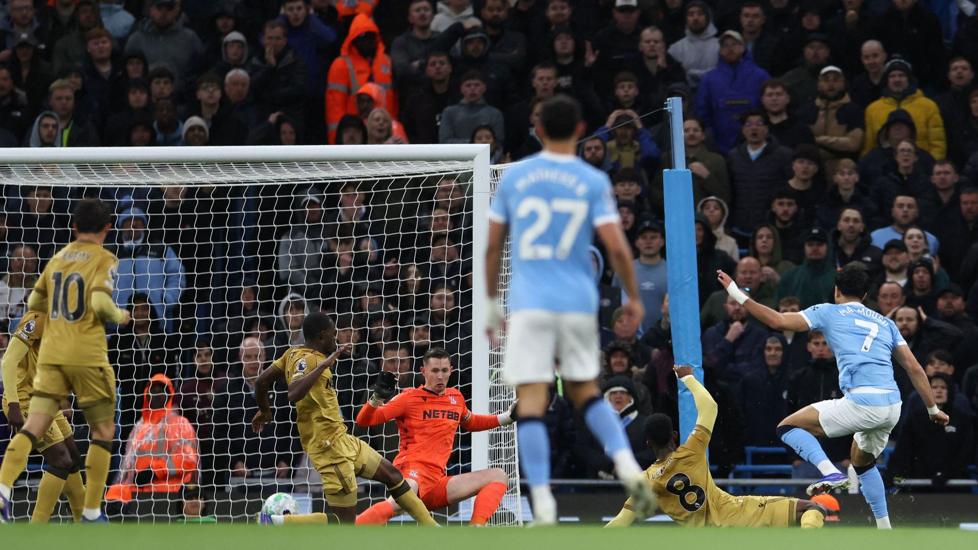 resources_premierleague_pulselive_com 2026 05 13T193332Z_1045636197_UP1EM5D1IBU4P_RTRMADP_3_SOCCER ENGLAND MCI CRY (1).jpg