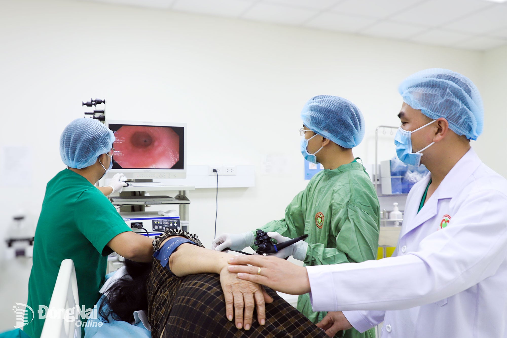 Các bác sĩ nội soi tầm soát ung thư đường tiêu hóa cho bệnh nhân tại Bệnh viện Đại học Y dược Shing Mark (phường Long Hưng). Ảnh: Hạnh Dung