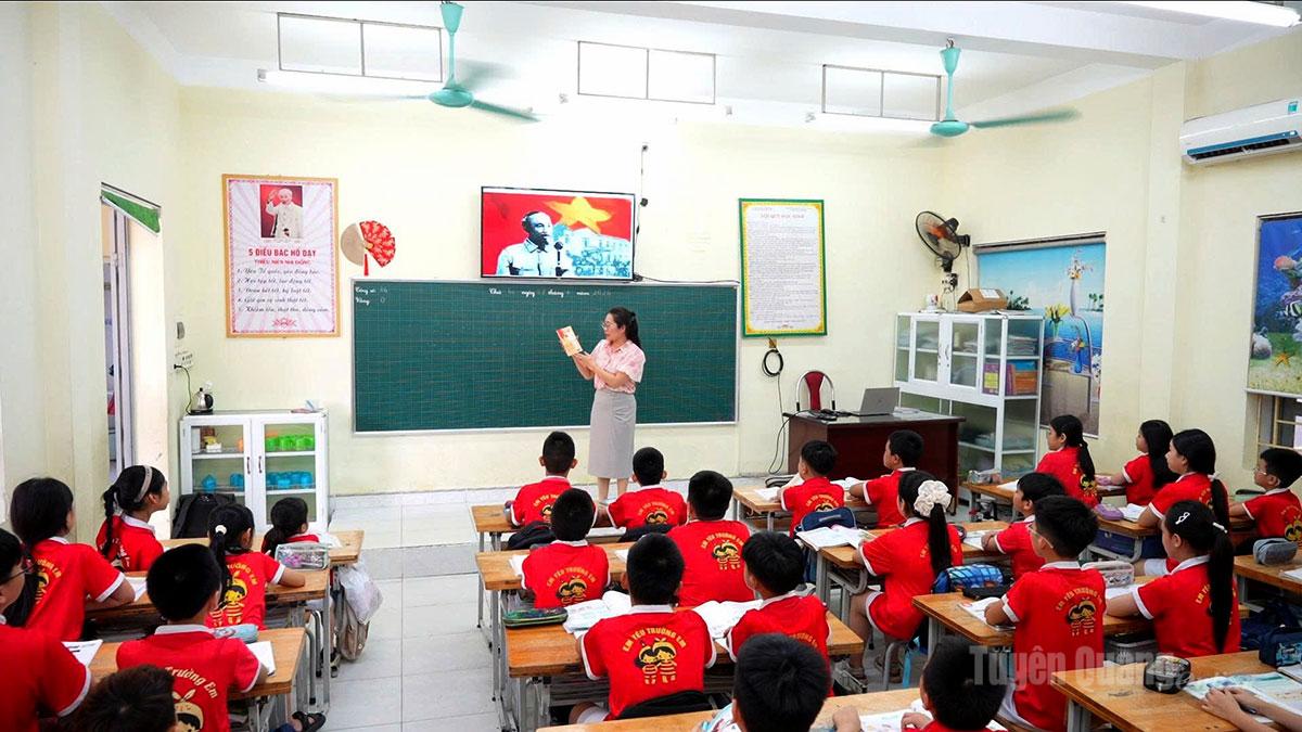 บทเรียนภาษาอังกฤษกับครูและนักเรียนที่โรงเรียนประถมฟานเถียต แขวงมินห์ซวน
