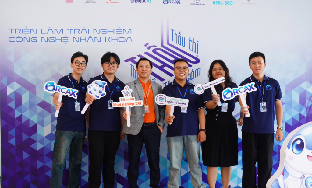 Các thành viên dự án cùng TS. Nguyễn Trọng Luân (áo cam) tại Triển lãm trải nghiệm công nghệ nhãn khoa “THẤU”.