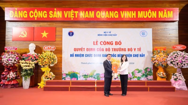 Bộ trưởng Y tế Đào Hồng Lan trao quyết định bổ nhiệm Giám đốc Bệnh viện Chợ Rẫy cho bác sĩ Phạm Thanh Việt. 