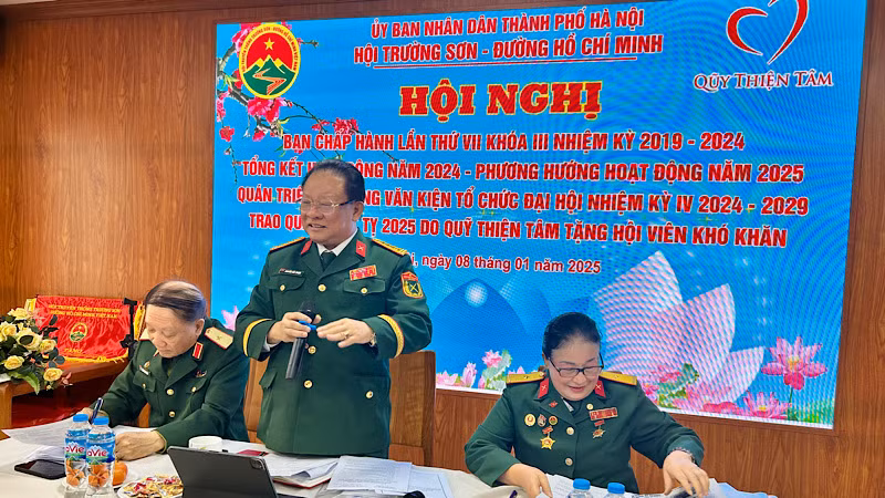 Chủ tịch Hội Trường Sơn-đường Hồ Chí Minh thành phố Hà Nội Nguyễn Đức Thuận phát biểu khai mạc hội nghị.