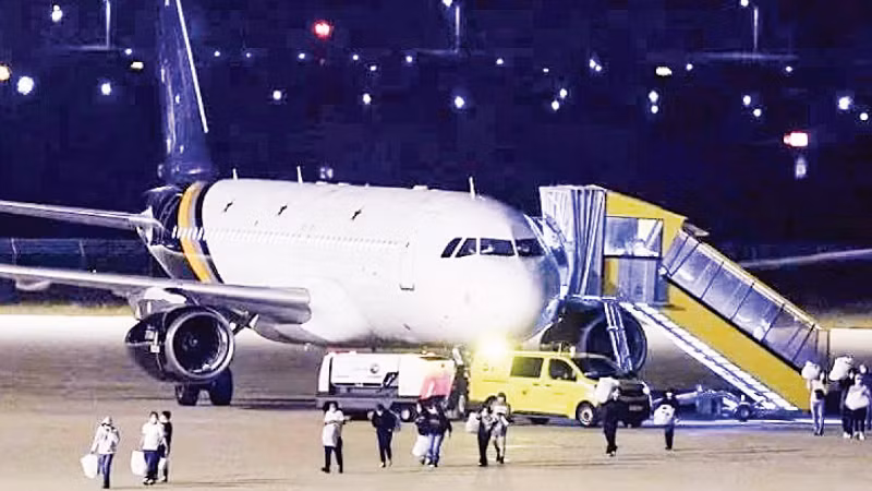 Flugzeuge mit Evakuierungspassagieren der MV Hondius sind in den Niederlanden gelandet.