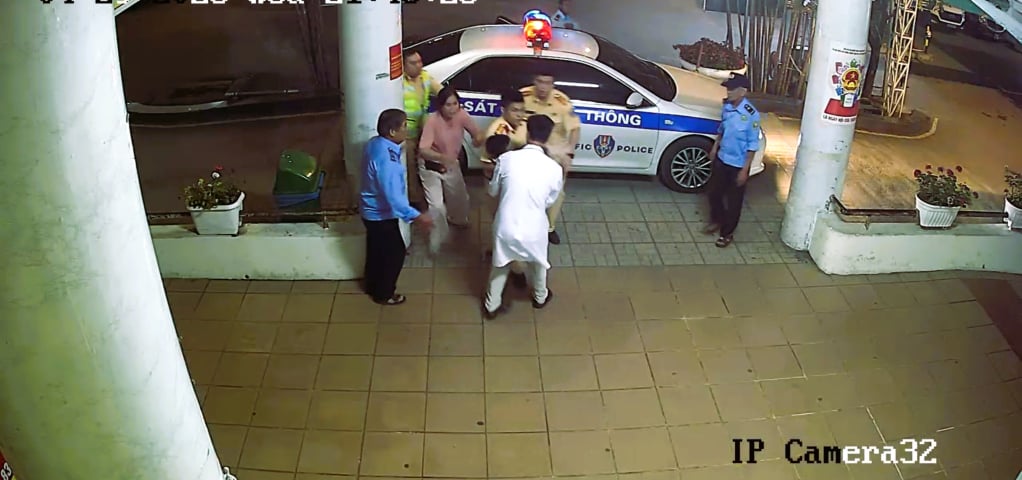 Díky včasné pomoci policistů z dopravní policie č. 2 při přepravě jejího dítěte do Provinční všeobecné nemocnice se dítěti paní Thanh podařilo překonat kritický stav. (Snímek oříznutý z videa natočeného bezpečnostní kamerou nemocnice)