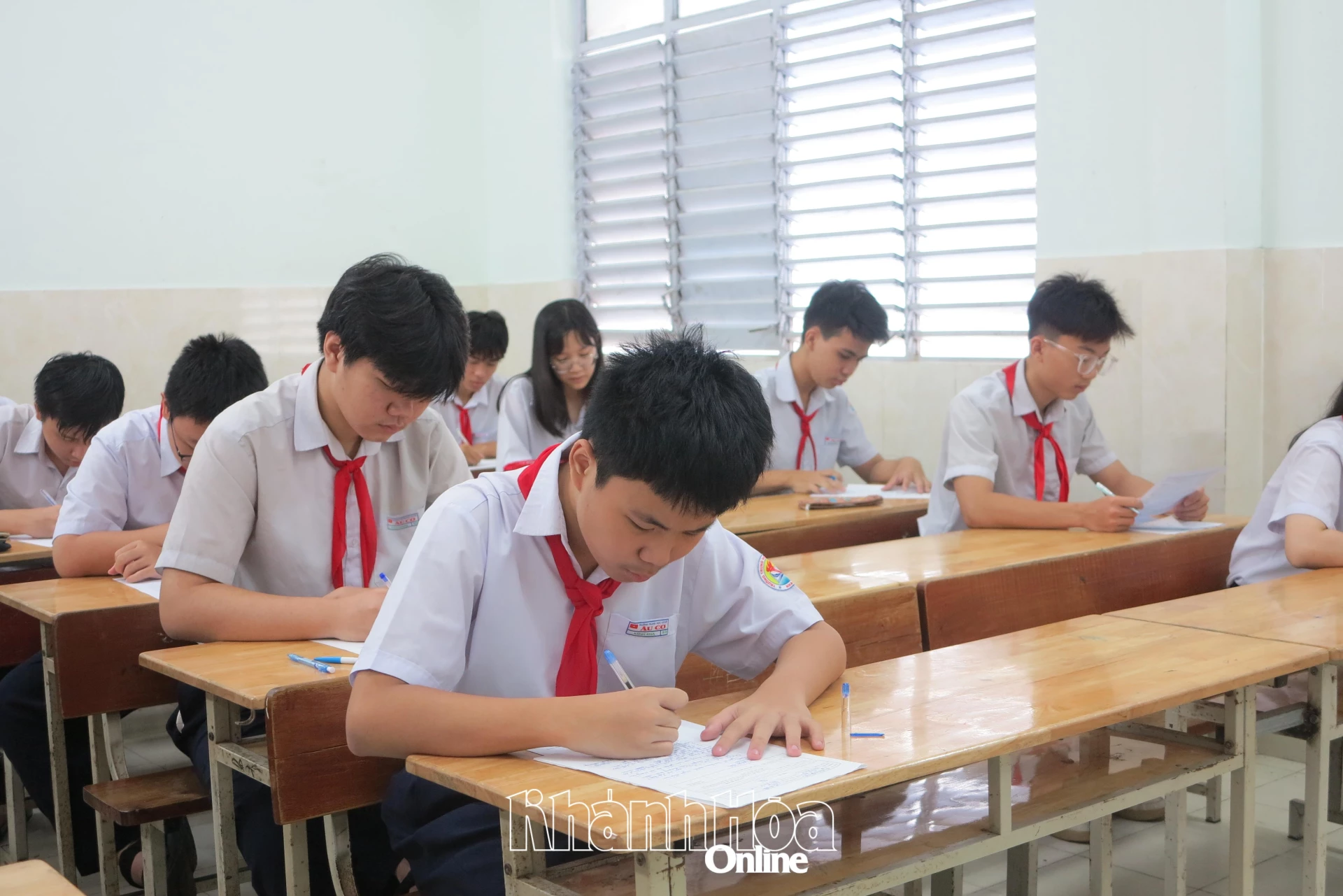 Neuntklässler der Au Co Secondary School (Stadtteil Nha Trang) nehmen an einer Probe-Prüfung in der Schule teil.