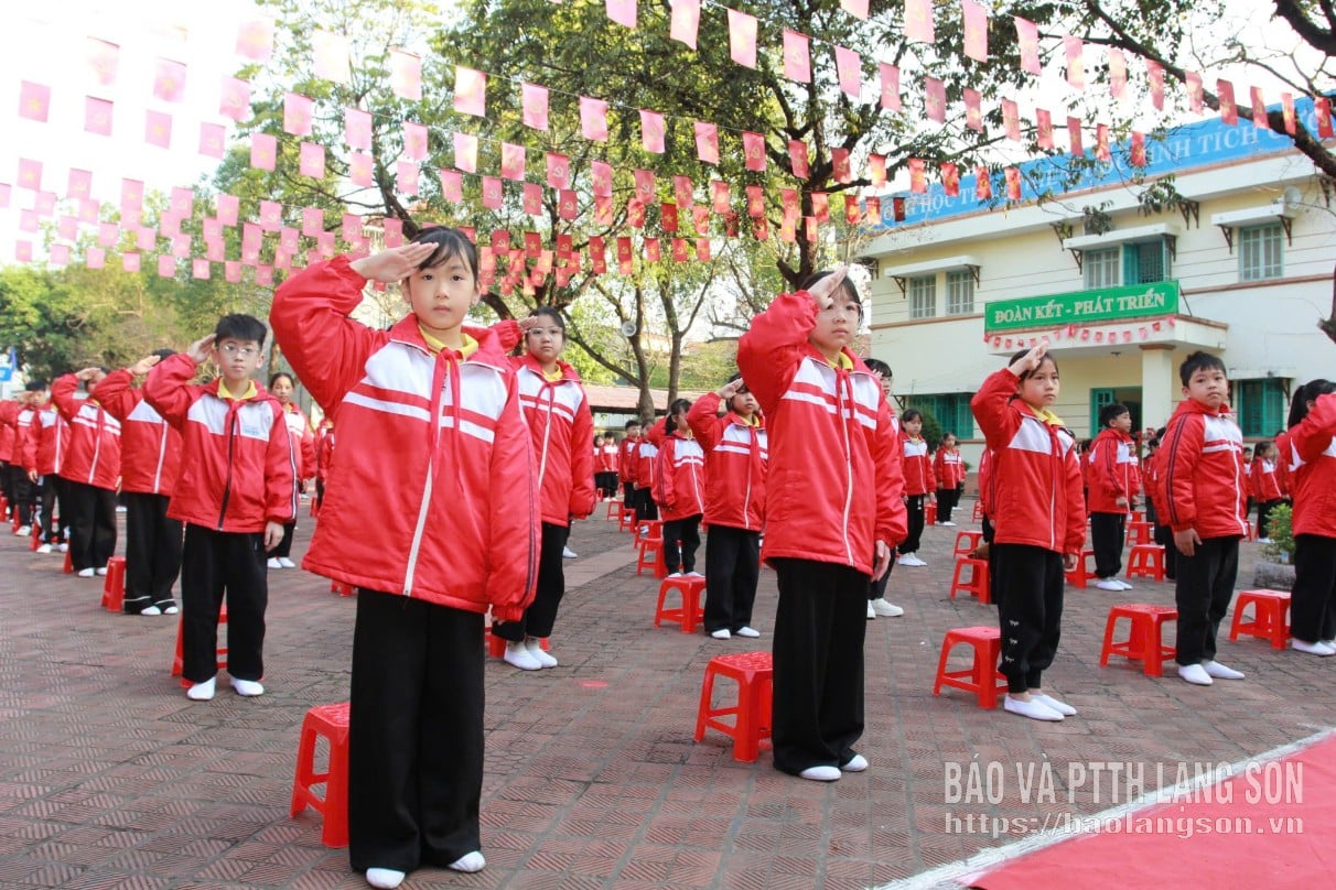 Kanak-kanak Sekolah Rendah Hoang Van Thu, Ky Lua Ward, memberi tabik hormat kepada bendera mengikut protokol pasukan Pengakap.