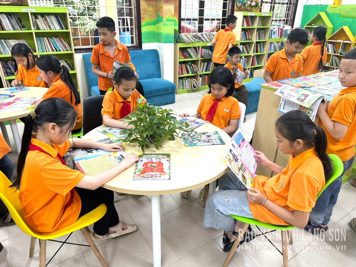 Kanak-kanak dari wad Luong Van Tri membaca buku di Perpustakaan Wilayah.