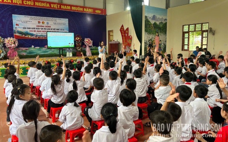Thiếu nhi Trường Phổ thông dân tộc bán trú Tiểu học I Bính Xá, xã Kiên Mộc hào hứng với sân chơi&nbsp; “em yêu lịch sử Việt Nam”