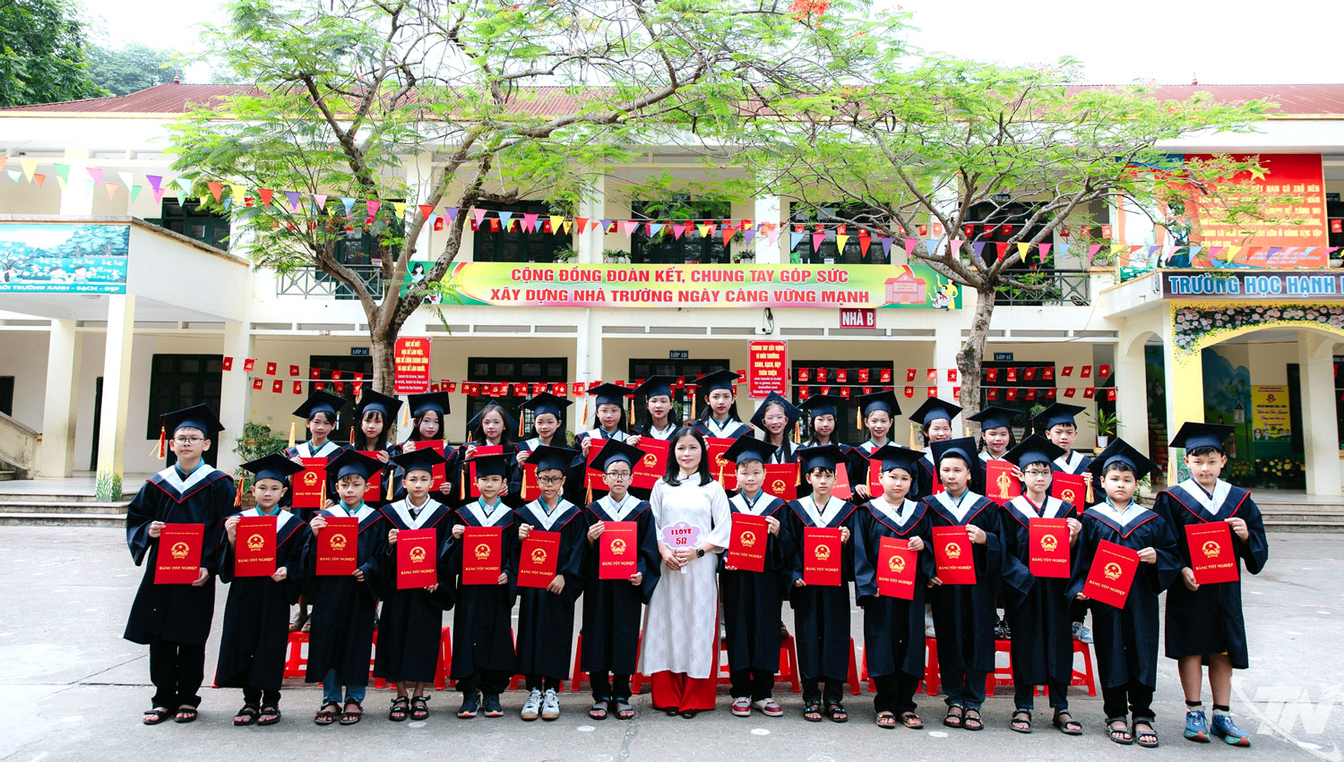 Cô giáo Hoàng Thị Hồng Bắc cùng học sinh lớp 5B, Trường Tiểu học Sông Cầu lưu giữ kỷ niệm cuối cấp tiểu học.